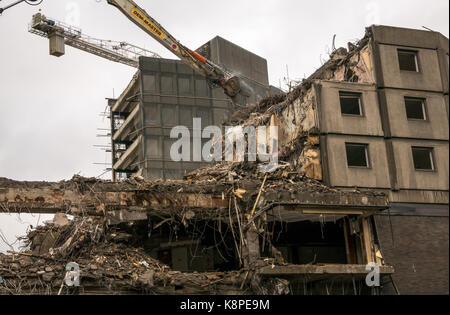 Edinburgh, Scotland, United Kingdom. 20th Sep, 2017. Demolition by large cranes of the former 4 star King James hotel at St James Centre, as part of a £1 billion revamp and regeneration of the renamed Edinburgh St James, causes roadworks and road closure of Leith Street for 10 months in the city centre Stock Photo