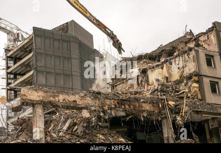 Edinburgh, Scotland, United Kingdom. 20th Sep, 2017. Demolition by large cranes of the former 4 star King James hotel at St James Centre, as part of a £1 billion revamp and regeneration of the renamed Edinburgh St James, causes roadworks and road closure of Leith Street for 10 months in the city centre Stock Photo