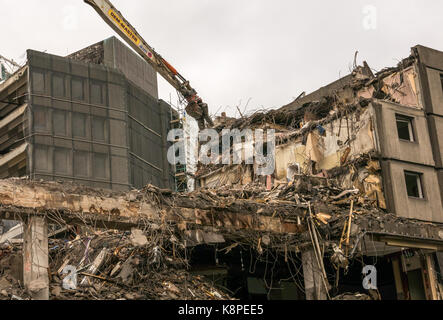 Edinburgh, Scotland, United Kingdom. 20th Sep, 2017. Demolition by large cranes of the former 4 star King James hotel at St James Centre, as part of a £1 billion revamp and regeneration of the renamed Edinburgh St James, causes roadworks and road closure of Leith Street for 10 months in the city centre Stock Photo