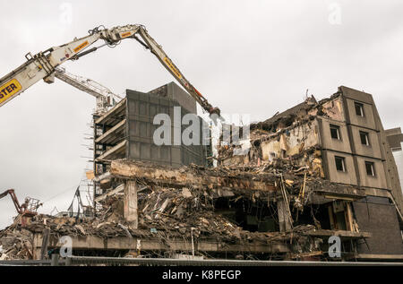 Edinburgh, Scotland, United Kingdom. 20th Sep, 2017. Demolition by large cranes of the former 4 star King James hotel by Thistle at St James Centre, as part of a £1 billion revamp and regeneration of the renamed Edinburgh St James, causes roadworks and road closure of Leith Street for 10 months in the city centre Stock Photo