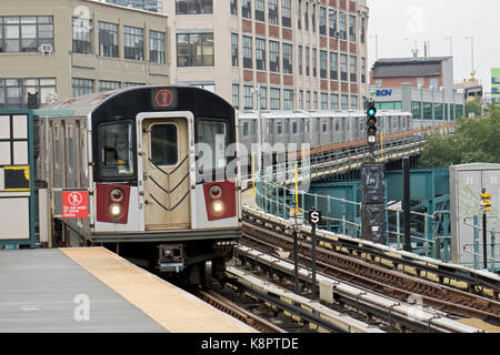 The elevated #7 subway train pulling into the 74th Street Roosevelt ...