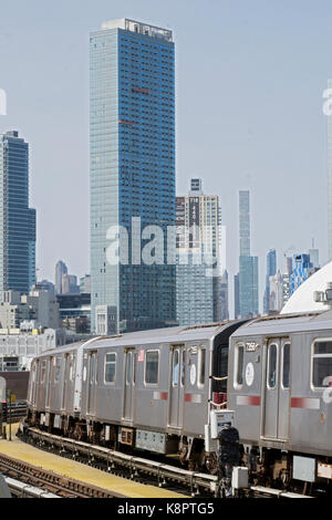 The Manhattan bound number 7 elevated subway pulling out of the 33rd Street Rawson Street station in Long Island City, Queens, New York. Stock Photo