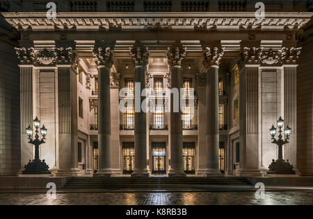 Front entrance at night. Ten Trinity Square - Four Seasons Hotel, City of London, United Kingdom. Architect: Aukett Swanke, 2017. Stock Photo