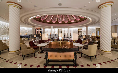 Main rotunda lounge. Ten Trinity Square - Four Seasons Hotel, City of London, United Kingdom. Architect: Aukett Swanke, 2017. Stock Photo