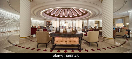 Main rotunda lounge. Ten Trinity Square - Four Seasons Hotel, City of London, United Kingdom. Architect: Aukett Swanke, 2017. Stock Photo