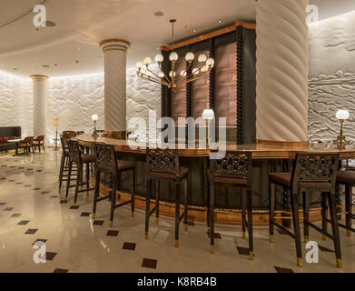 Main rotunda lounge bar. Ten Trinity Square - Four Seasons Hotel, City of London, United Kingdom. Architect: Aukett Swanke, 2017. Stock Photo