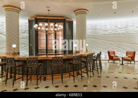 Main rotunda lounge bar. Ten Trinity Square - Four Seasons Hotel, City of London, United Kingdom. Architect: Aukett Swanke, 2017. Stock Photo