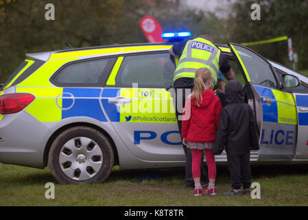 Glasgow, Scotland, UK. 16th September. Knightswood Park Fun Day and local police let local police inspect the police car Stock Photo