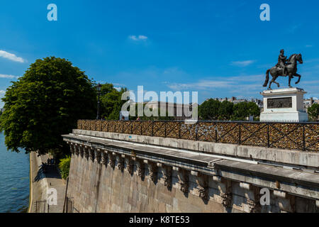 Love Locks on the Pont Neuf bridge in Paris Stock Photo - Alamy