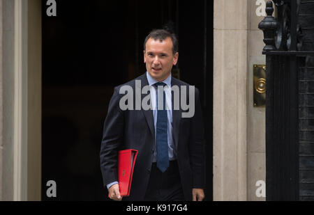Downing Street, London, UK. 21 September 2017. PM Theresa May calls a special cabinet meeting at No. 10 after her return from New York, before travelling to Florence on Friday 22nd Sept to give a major Brexit speech. Photo: Alun Cairns, Secretary of State for Wales. Credit: Malcolm Park/Alamy Live News. Stock Photo