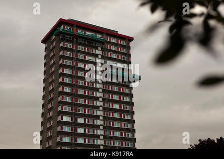 Belfast, UK. 21st Sep, 2017. Belfast, Falls, Road, 21st September 2017. The Northern Ireland Housing Executive (NIHE) are to check all residential Tower blocks after the Grenfell Fire in London. Credit: Bonzo/Alamy Live News Stock Photo