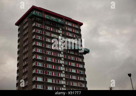 Belfast, UK. 21st Sep, 2017. Belfast, Falls, Road, 21st September 2017. The Northern Ireland Housing Executive (NIHE) are to check all residential Tower blocks after the Grenfell Fire in London. Credit: Bonzo/Alamy Live News Stock Photo