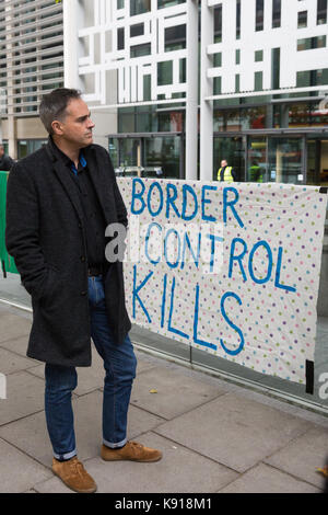 London, UK. 21st Sep, 2017. Jonathan Bartley, co-leader of the Green Party, takes part in an emergency vigil organised by campaigners against immigration detention from SOAS Detainee Support (SDS) outside the Home Office following the second death within a month at an immigration detention centre. A man with Chinese nationality died at Dungavel IRC in South Lanarkshire, Scotland, on 19th September and a Polish man died after attempting to take his own life at Harmondsworth IRC on 3rd September. Credit: Mark Kerrison/Alamy Live News Stock Photo