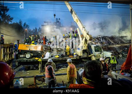Mexico City, Mexico. 21st Sep, 2017. Works during the early morning of September 21, 2017 in one of the buildings collapsed by the earthquake of last September 19 in Mexico City. This property is located at Emiliano Zapata de la colonia Embajadores street. In the place continue the works of rescue until the dawn moment in which a small recess took place while the relief of hundreds of rescuers was carried out to continue the search. In the site they located bodies without life in the first hours of today. Credit: NortePhoto.com/Alamy Live News Stock Photo