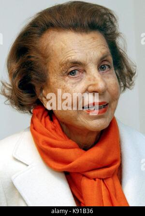 (FILE) An archive photo dated 13 July 2004 shows Liliane Bettencourt posing in Krefeld, Germany. There are new problems in the family of the L'Oréal heiress. A few months after reconciling, the daughter of the multi-billionaire has gone back to the gaurdianship court. Photo: HORST OSSINGER | usage worldwide Stock Photo