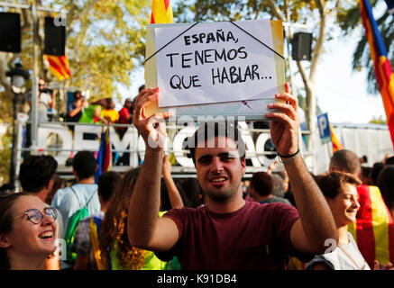 Barcelona, Espana. 21st Sep, 2017. Protest with a banner where you can read 'Spain, we have to talk' during the concentration in front the High Court of Justice of Catalonia in Barcelona to demand the release of the arrested by the Spanish Government, on setember 21, 2017. Photo: Joan Valls/Urbanandsport/Gtresonline Credit: Gtres Información más Comuniación on line, S.L./Alamy Live News Stock Photo