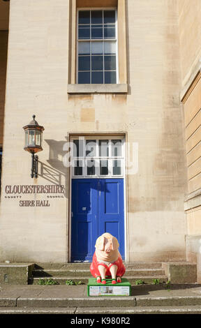 Plastic casts of pigs used to promote tourism in Gloucester, this one mounted on the steps of the county's Sh Stock Photo