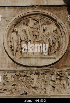 Italy. Rome. Arch of Constantine. 4th century. Erected by the Senate in honor of Emperor Constantine after his victory over Maxentius at the Battle of Milvian Bridge (312). Circular relief depicting sacrifice to Diana. Detail. Stock Photo
