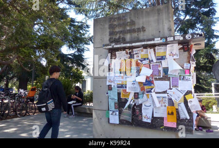 Students walk past a notice board and a sign of the Free Speech Movement Cafe on the campus of the University of Berkeley, US, 4 September 2017. Photo: Barbara Munker/dpa Stock Photo