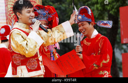 (170922) -- SHANGHAI, Sept. 22, 2017 (Xinhua) -- A traditional Chinese wedding is held in the Fengjing ancient town in Shanghai, east China, Sept. 22, 2017. A total of 21 newlyweds took part in a group wedding here. (Xinhua/Fang Zhe) (lfj) Stock Photo