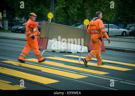 Bydgoszcz, Poland. 22nd Sep, 2017. Road workers are seen removing road signs near a makeshift pedestrian crossing on World Car-Free Day. Credit: Jaap Arriens/Alamy Live News Stock Photo