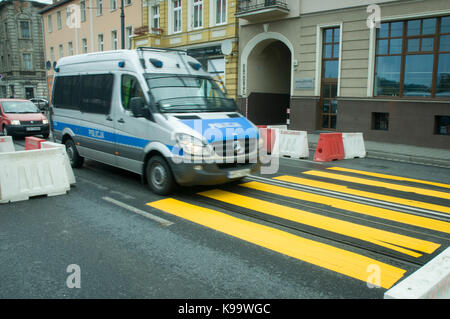 Bydgoszcz, Poland. 22nd Sep, 2017. A police van is seen driving near a makeshift pedestrian crossing on one of the citys busiest roads on World Car-Free Day. Credit: Jaap Arriens/Alamy Live News Stock Photo