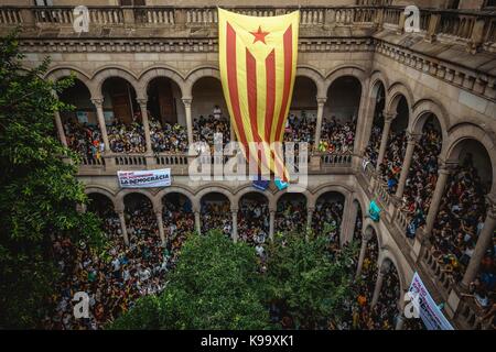 Barcelona, Spain. 22nd Sep, 2017. Catalan pro-independence students occupy the historic building of the University of Barcelona in support of the planned secession referendum at October 1st. Spain's constitutional court has suspended the Catalan referendum law after the Central Government has challenged it in the Courts Credit: Matthias Oesterle/Alamy Live News Stock Photo