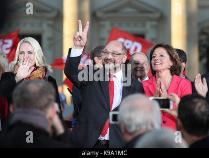 Berlin, Germany. 22nd Sep, 2017. German Chancellor candidate of the Social Democratic Party (SPD) Martin Schulz (C) greets supporters during an election rally for Germany's federal elections, which fall on Sept. 24, in Berlin, capital of Germany, on Sept. 22, 2017. Credit: Shan Yuqi/Xinhua/Alamy Live News Stock Photo