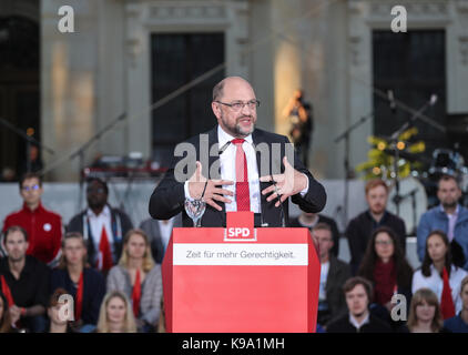 Berlin, Germany. 22nd Sep, 2017. German Chancellor candidate of the Social Democratic Party (SPD) Martin Schulz delivers a speech during an election rally for Germany's federal elections, which fall on Sept. 24, in Berlin, capital of Germany, on Sept. 22, 2017. Credit: Shan Yuqi/Xinhua/Alamy Live News Stock Photo
