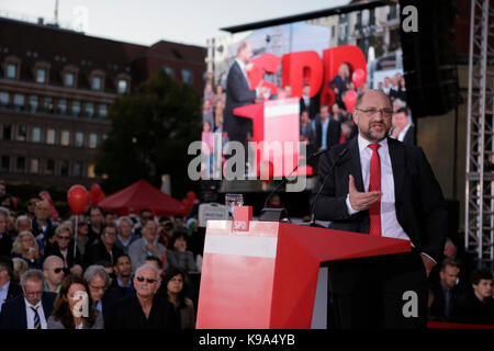 Berlin, Germany. 22nd Sep, 2017. Martin Schulz addresses the rally. The candidate for the German Chancellorship of the SPD (Social Democratic Party of Germany) was the main speaker at a large rally in the centre of Berlin, two days ahead of the German General Election. Credit: SOPA Images Limited/Alamy Live News Stock Photo