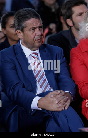 Berlin, Germany. 22nd Sep, 2017. Sigmar Gabriel, the German Minister for Foreign Affairs and Vice Chancellor, listens to Martin Schulz's speech. The candidate for the German Chancellorship of the SPD (Social Democratic Party of Germany) was the main speaker at a large rally in the centre of Berlin, two days ahead of the German General Election. Credit: SOPA Images Limited/Alamy Live News Stock Photo
