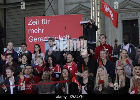 Berlin, Germany. 22nd Sep, 2017. Thousands of party supporters have come to the rally. The candidate for the German Chancellorship of the SPD (Social Democratic Party of Germany) was the main speaker at a large rally in the centre of Berlin, two days ahead of the German General Election. Credit: SOPA Images Limited/Alamy Live News Stock Photo