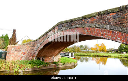 A brick bridge called Haywood Bridge, bridge number 109 at Haywood Junction on the Trent and Mersey Canal, Great Haywood, Staffordshire, England, UK Stock Photo