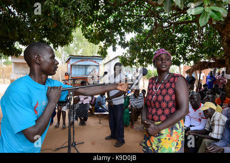 UGANDA, Arua, Radio Pacis, Aufnahme community voices im  Dorf Onduparaka Stock Photo