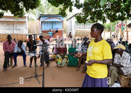 UGANDA, Arua, Radio Pacis, Aufnahme community voices im  Dorf Onduparaka Stock Photo