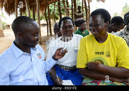 UGANDA, Arua, Radio Pacis, Aufnahme mit Oduluba Bauernkooperative im Dorf Ajia, mitte Mary Olero, hat im Radio von einer neuen Maniok Sorte gehoert, die sie jetztbanbauen Stock Photo