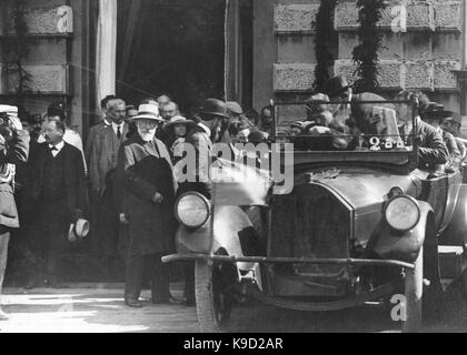 Noe Zhordania meets 2nd International delegation. 1920 Stock Photo - Alamy