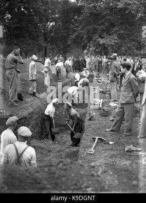 Digging trenches for air raid shelters in Hyde Park, London, September 1938 Stock Photo