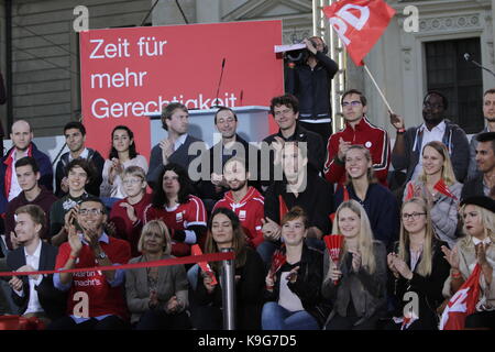 Berlin, Germany. 22nd Sep, 2017. Thousands of party supporters have come to the rally. The candidate for the German Chancellorship of the SPD (Social Democratic Party of Germany) was the main speaker at a large rally in the centre of Berlin, two days ahead of the German General Election. Credit: Michael Debets/Pacific Press/Alamy Live News Stock Photo