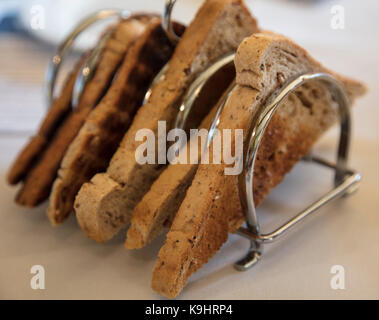 https://l450v.alamy.com/450v/k9hrp4/breakfast-toast-on-a-toast-rack-k9hrp4.jpg
