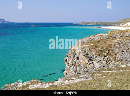 View from a cliff over the turquoise coloured sea and white sand beach of Balnakeil Bay, Sutherland, on a beautiful calm sunny day, Durness, Scotland Stock Photo