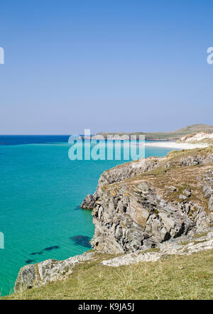 View from a cliff over the turquoise coloured sea and white sand beach of Balnakeil Bay, Sutherland, on a beautiful calm sunny day, Durness, Scotland Stock Photo