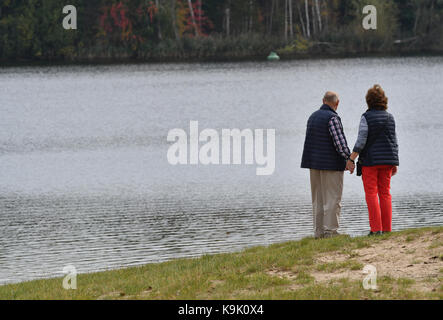 Berlin, Germany. 23rd Sep, 2017. A man and a woman stand on the shores of the Flughafen Lake in Berlin, Germany, 23 September 2017. Credit: Paul Zinken/dpa/Alamy Live News