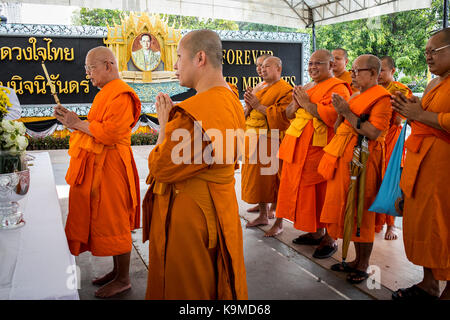 Monks, religious ceremony, in Wat Arun (Temple of Dawn), also called Wat Bangmakok Noek, Bangkok, Thailand Stock Photo