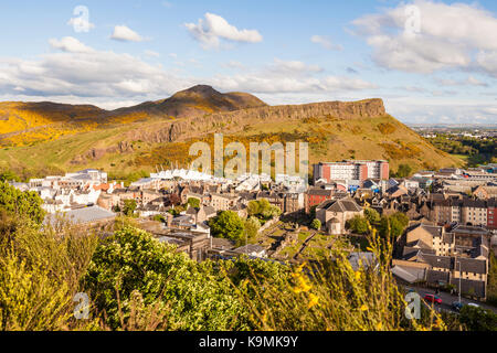 Schottland, Edinburgh, Bezirk Canongate, Holyrood Park, Berge Arthur's Seat und Salisbury Crags, Stadtansicht Stock Photo