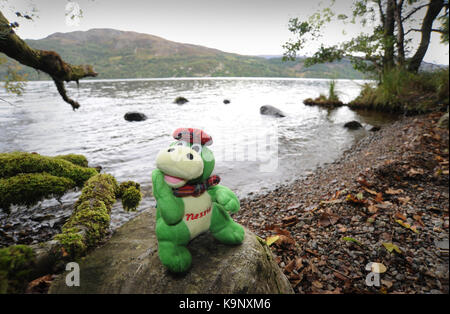 LOCH NESS MONSTER TOY ON SHORES OF LOCH NESS NEAR FORT AUGUSTUS SCOTLAND UK RE TOURISM SIGHTINGS NESSIE Stock Photo