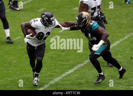 Houston, TX, USA. 10th Sep, 2017. Jacksonville Jaguars outside linebacker  Myles Jack (44), Jacksonville Jaguars outside linebacker Telvin Smith (50),  and Jacksonville Jaguars cornerback A.J. Bouye (21) celebrate during the  2nd quarter