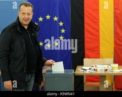 Berlin, Germany. 24th Sep, 2017. A man casts his ballot at a polling station in Berlin, Germany, on Sept. 24, 2017. Germany's general elections kicked off on Sunday morning. Credit: Luo Huanhuan/Xinhua/Alamy Live News Stock Photo