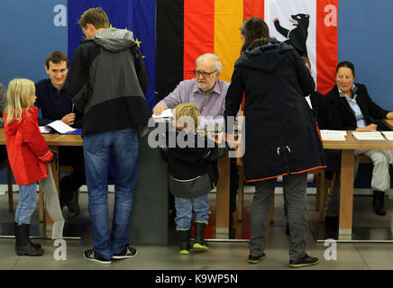 Berlin, Germany. 24th Sep, 2017. Voters cast ballots at a polling station in Berlin, Germany, on Sept. 24, 2017. More than 61 million German voters were called to cast ballots on Sunday to pick their Bundestag, or federal parliament, on which a new government will be formed. Credit: Luo Huanhuan/Xinhua/Alamy Live News Stock Photo