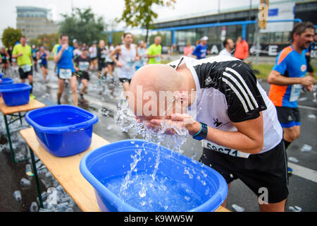 Berlin, Germany. 24th Sep, 2017. A participant of the 44th Berlin Marathon refreshes himself in Berlin, Germany, 24 September 2017. Credit: Gregor Fischer/dpa/Alamy Live News Stock Photo